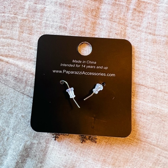 Snowflake Earring Set, Paparazzi Jewelry, Never worn - Picture 3 of 3